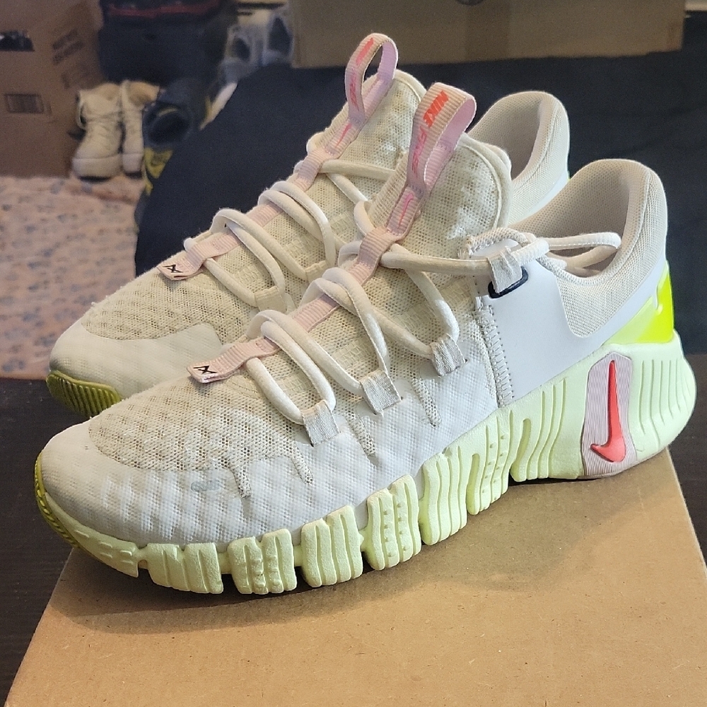Nike Free Metcon 5 Barely Volt Pink Foam (Womens) Womens 8 EUC - Picture 2 of 11